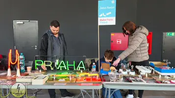 Dokončování drobností před zahájením akce