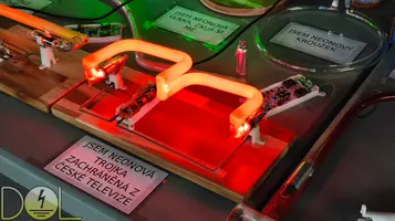 Bližší pohled na neonovou trojku