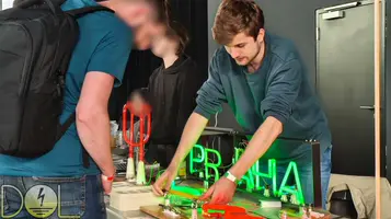 Předvádění bezdrátového napájení neonové trubice