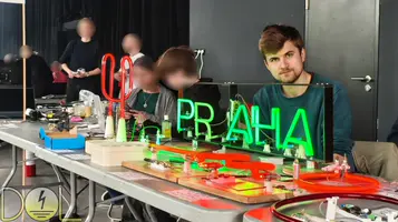 Vystavované neony, cedule PRAHA a další výrobky