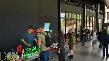 Představování neonových exponátů návštěvníkům