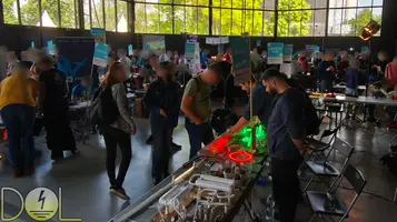 Pohled na celou halu D s návštěvníky a dalšími vystavujícími