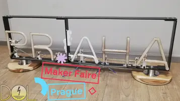 Rozpracovaná neonová cedule PRAHA