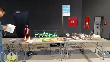 Příprava stolů s exponáty před zahájením akce