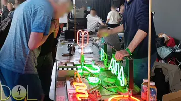 Představování neonových exponátů návštěvníkům