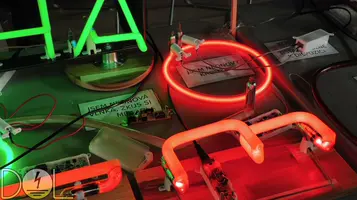 Bližší pohled na rozsvícené neony