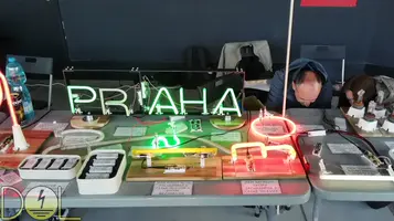 Dokončování drobností pod stolem