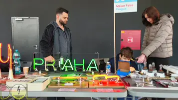 Dokončování drobností před zahájením akce