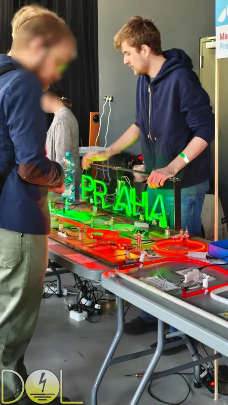 Představování neonových exponátů návštěvníkům