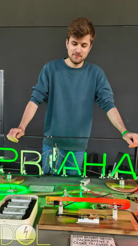 Neonová cedule PRAHA a bližší pohled na neonovou trubici napájenou bezdrátově