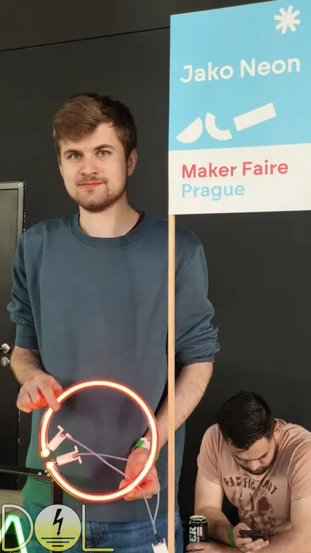 Neonový kroužek vyrobený neonářem Martinem Vaškem ze studia Schlauch