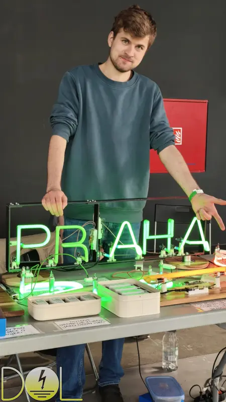 Pohled na další vystavované neony a výrobky