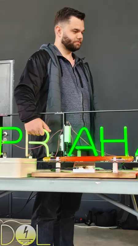 Zahřívání vadného neonu "R" v ceduli PRAHA