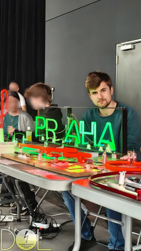 Neonová cedule PRAHA a další neony