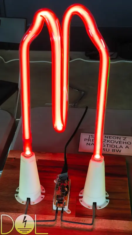 Neonová trubice z překážkového návěstidla, s miniaturním napájecím zdrojem Jako Neon Piko má odběr pouhých 8W