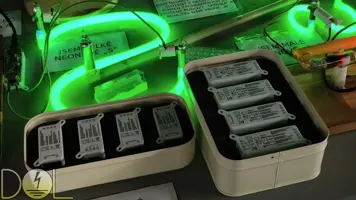 Vystavované miniaturní napájecí zdroje Jako Neon Piko