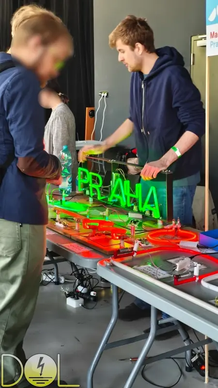 Představování neonových exponátů návštěvníkům